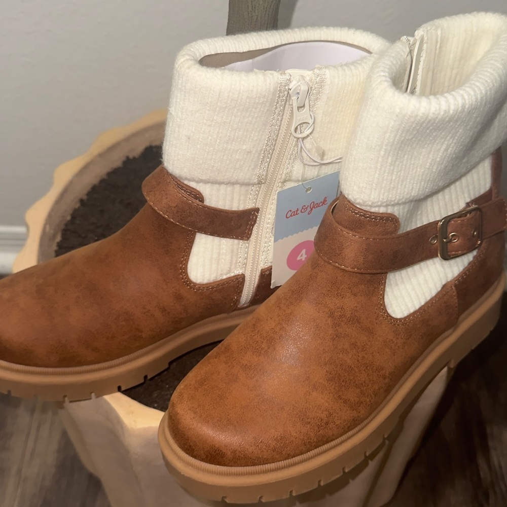 Cat & Jack Tan Kids Boots with Cream Accents - Picture 3 of 6